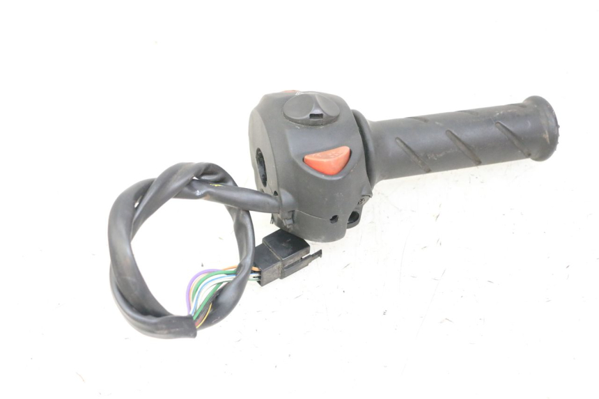 photo de COMMUTATORE DESTRO PEUGEOT SATELIS 125 (2013 - 2018) - Dettagli dei punti di fissaggio