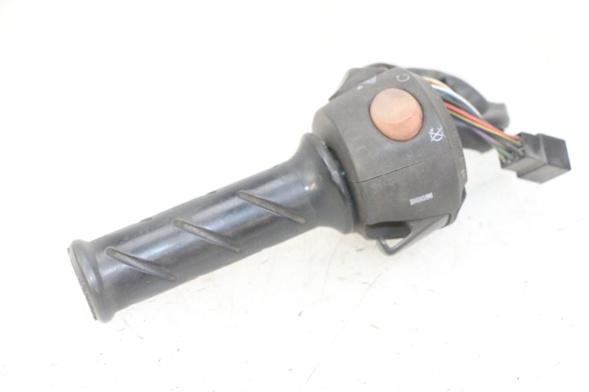 photo de COMMUTATORE DESTRO PEUGEOT SATELIS 125 (2013 - 2018) - Dettagli dei punti di fissaggio