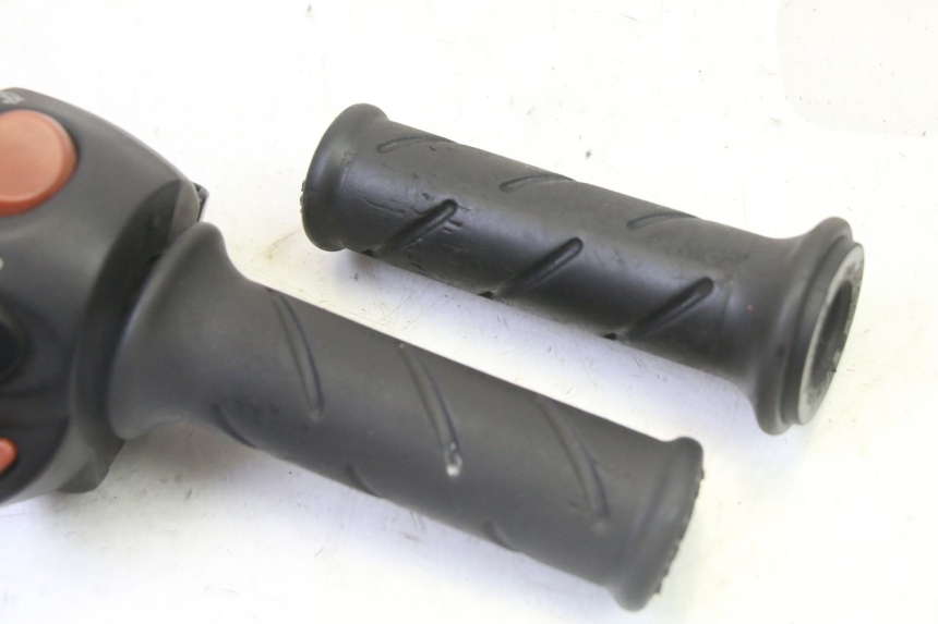 photo de COMMUTATORE DESTRO PEUGEOT SATELIS 125 (2013 - 2018) - Zoom sullo stato d'uso