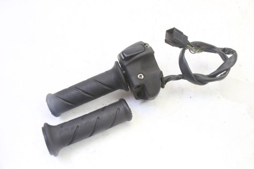 photo de COMMUTATORE DESTRO PEUGEOT SATELIS 125 (2013 - 2018) - Primo piano tecnico