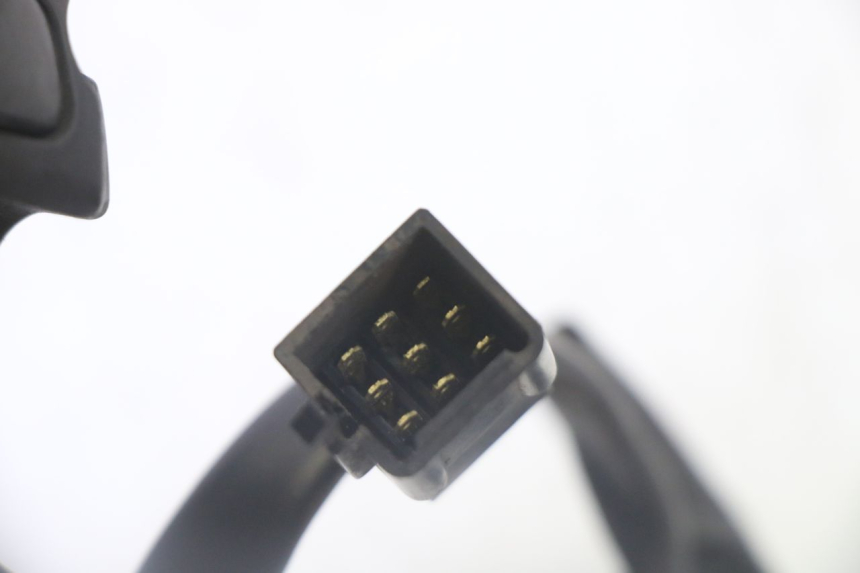 photo de COMMUTATORE DESTRO PEUGEOT SATELIS 125 (2013 - 2018) - Dettagli dei punti di fissaggio