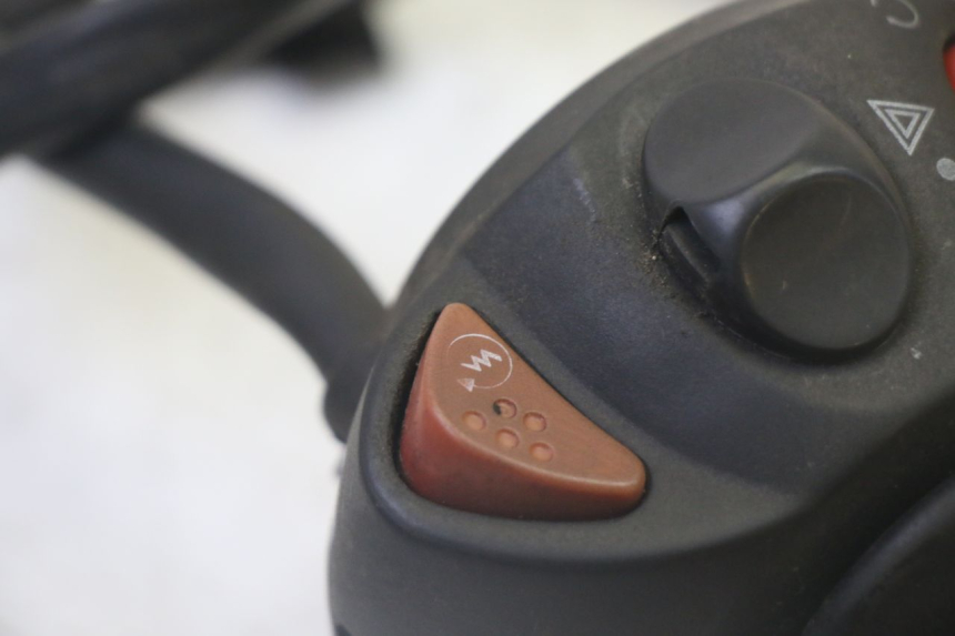 photo de COMMUTATORE DESTRO PEUGEOT SATELIS 125 (2013 - 2018) - Zoom sullo stato d'uso