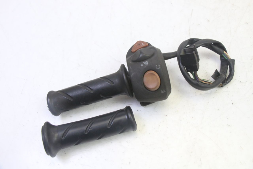 photo de COMMUTATORE DESTRO PEUGEOT SATELIS 125 (2013 - 2018) - Primo piano tecnico