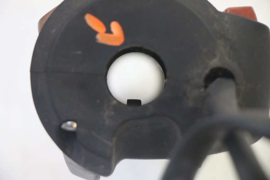 photo de COMMUTATORE DESTRO PEUGEOT SATELIS 125 (2013 - 2018) - Dettagli dei punti di fissaggio