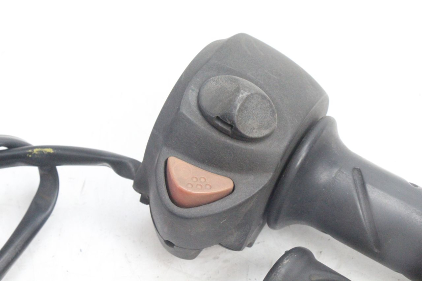 photo de COMMODO DESTRO PEUGEOT SATELIS 125 (2006 - 2009) - Zoom sullo stato d'uso