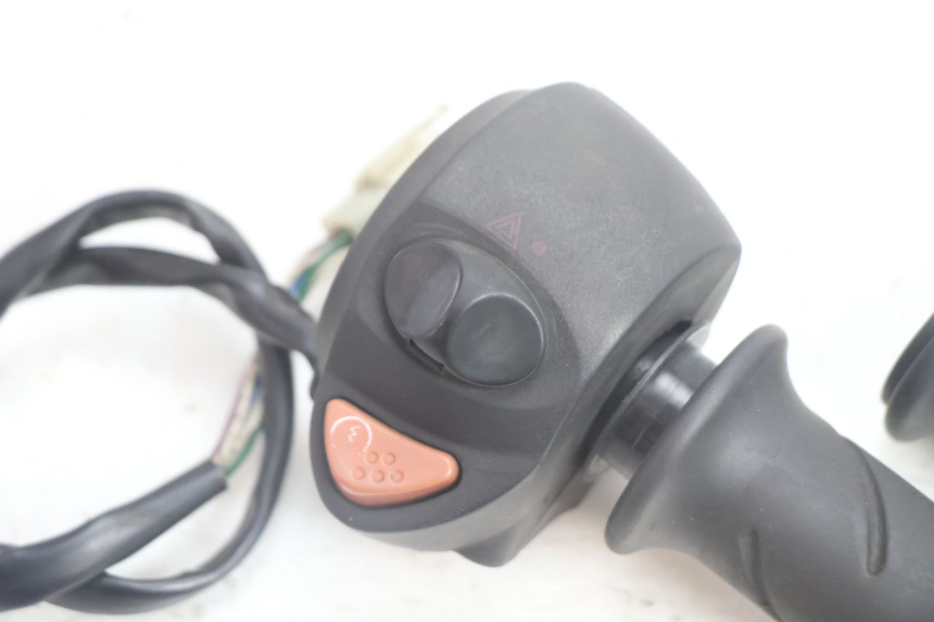 photo de COMMODO DESTRO PEUGEOT SATELIS 125 (2006 - 2009) - Dettaglio del componente