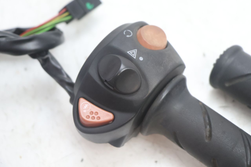 photo de COMMUTATORE DESTRO PEUGEOT SATELIS 125 (2013 - 2018) - Dettaglio del componente