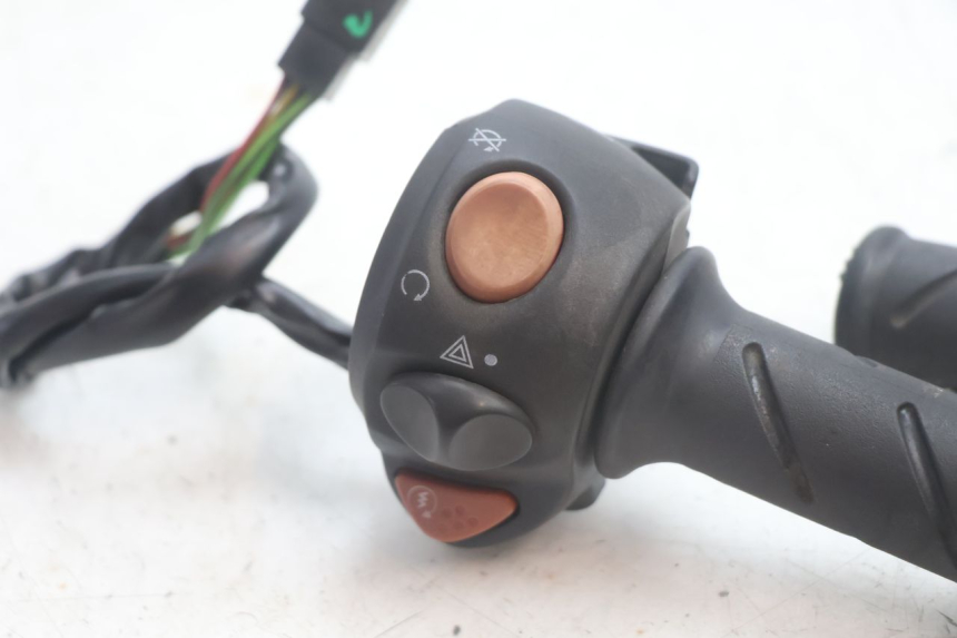 photo de COMMUTATORE DESTRO PEUGEOT SATELIS 125 (2013 - 2018) - Zoom sullo stato d'uso