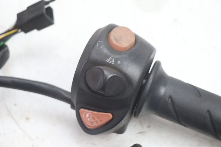 photo de COMMUTATORE DESTRO PEUGEOT SATELIS 125 (2013 - 2018) - Dettaglio del componente