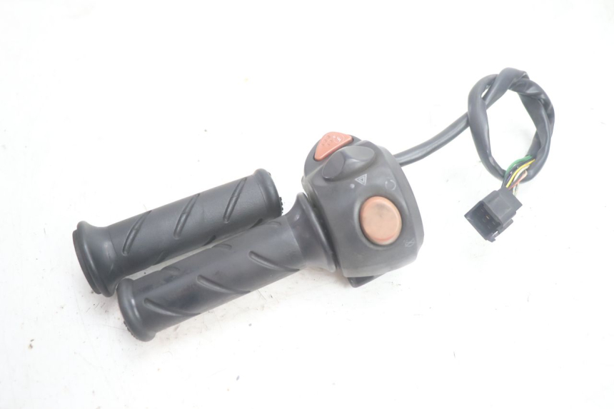 photo de COMMUTATORE DESTRO PEUGEOT SATELIS 125 (2013 - 2018) - Altra angolazione