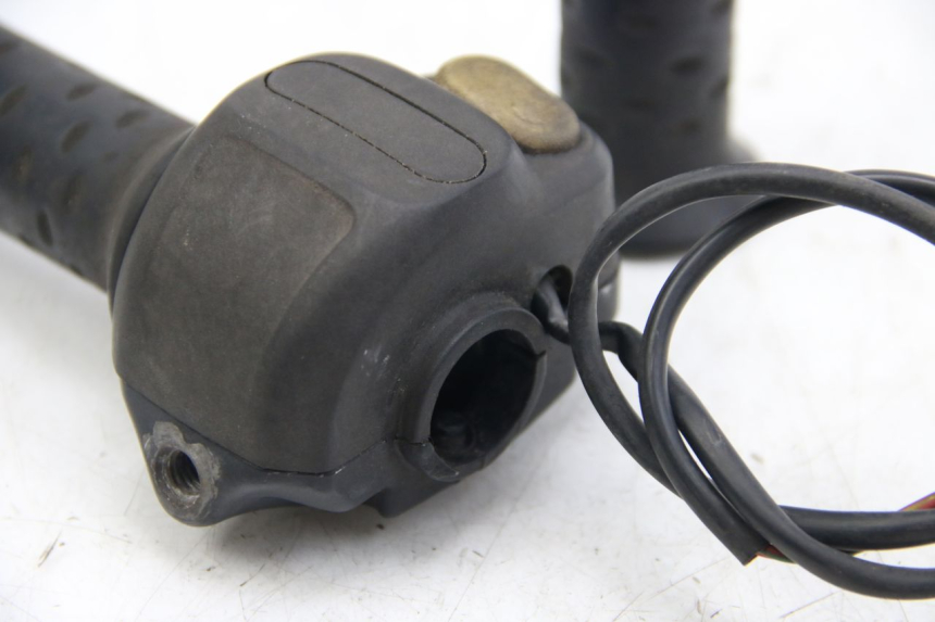 photo de MANUBRIO DESTRO APRILIA SCARABEO 4T 50 (2009 - 2017) - Dettaglio del componente