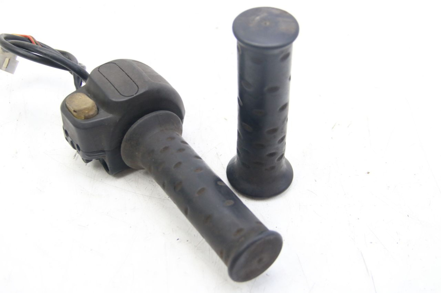 photo de MANUBRIO DESTRO APRILIA SCARABEO 4T 50 (2009 - 2017) - Altra angolazione