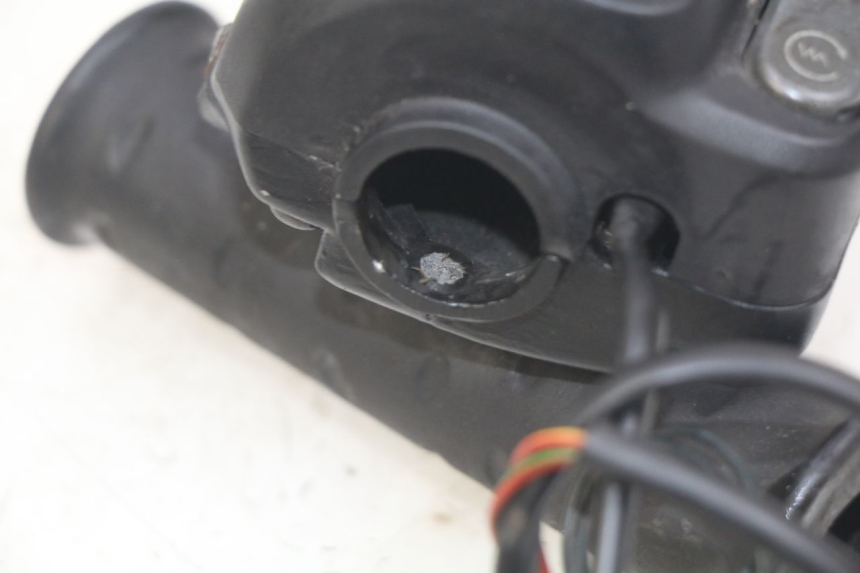 photo de MANUBRIO DESTRO APRILIA SCARABEO 100 (2003 - 2012) - Zoom sullo stato d'uso