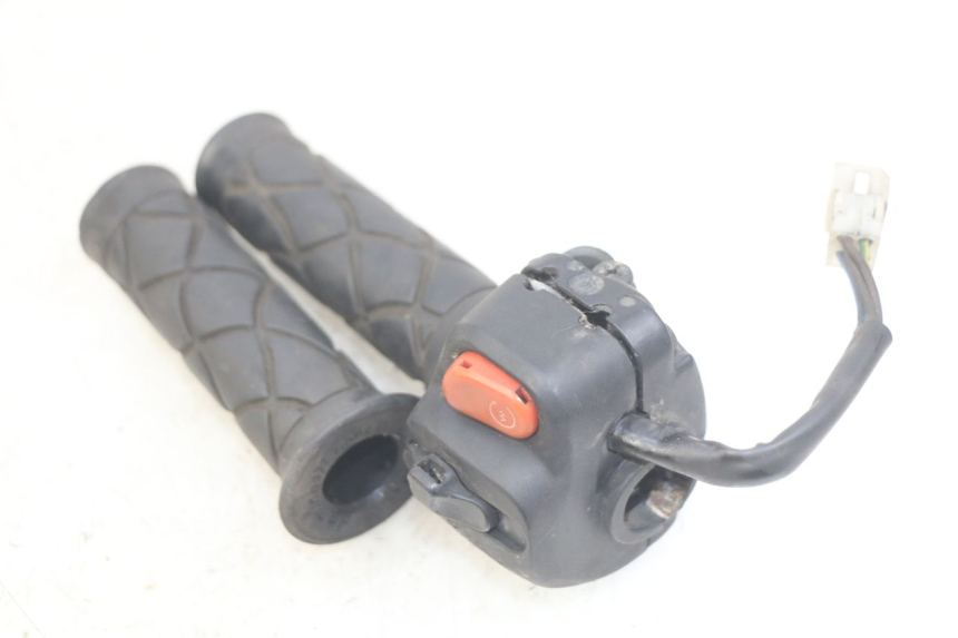 photo de MANUBRIO DESTRO MBK SKYLINER 125 (1998 - 2001) - Zoom sullo stato d'uso