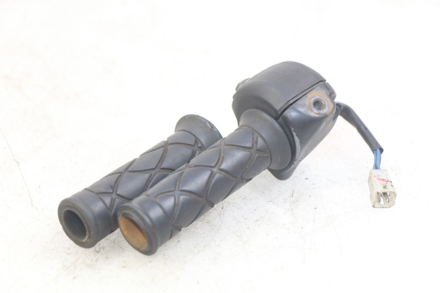 photo de MANUBRIO DESTRO MBK SKYLINER 125 (1998 - 2001) - Primo piano tecnico