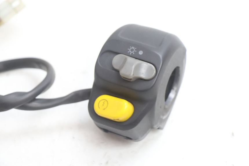 photo de COMMUTATORE DESTRO PEUGEOT SPEEDFIGHT 2 AC 50 (2000 - 2009) - Dettaglio del componente
