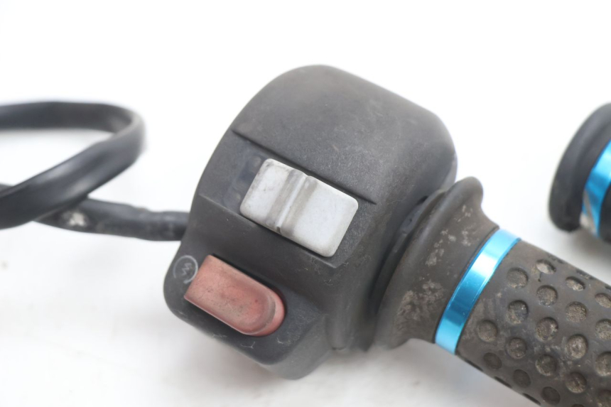 photo de MANUBRIO DESTRO PEUGEOT SPEEDFIGHT LC 50 (1996 - 2002) - Dettaglio del componente