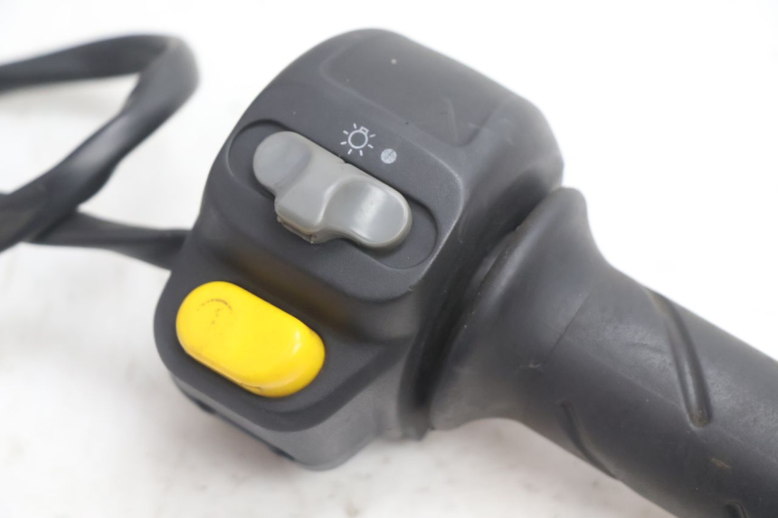 photo de MANUBRIO DESTRO PEUGEOT SPEEDFIGHT LC 50 (1996 - 2002) - Dettaglio del componente