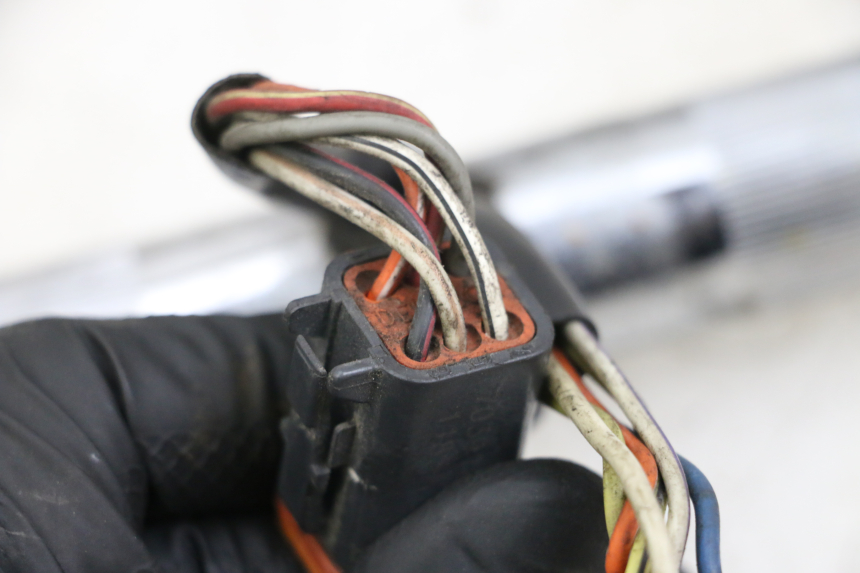 photo de COMMUTATORE DESTRO HARLEY DAVIDSON SPORTSTER XL CUSTOM 1200 (2003 - 2004) - Stato della superficie e materiale