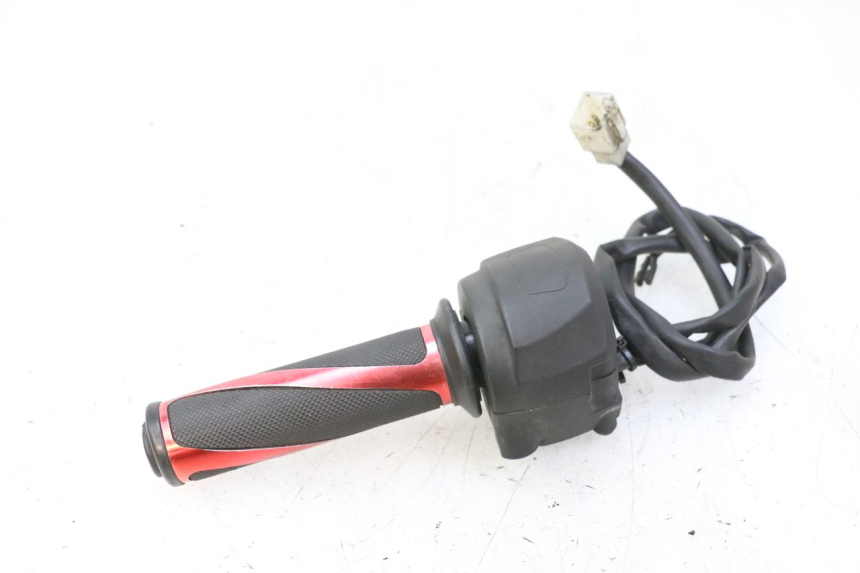 photo de COMMUTATORE DESTRO APRILIA SR R 2T LC 50 (2018 - 2021) - Dettagli dei punti di fissaggio