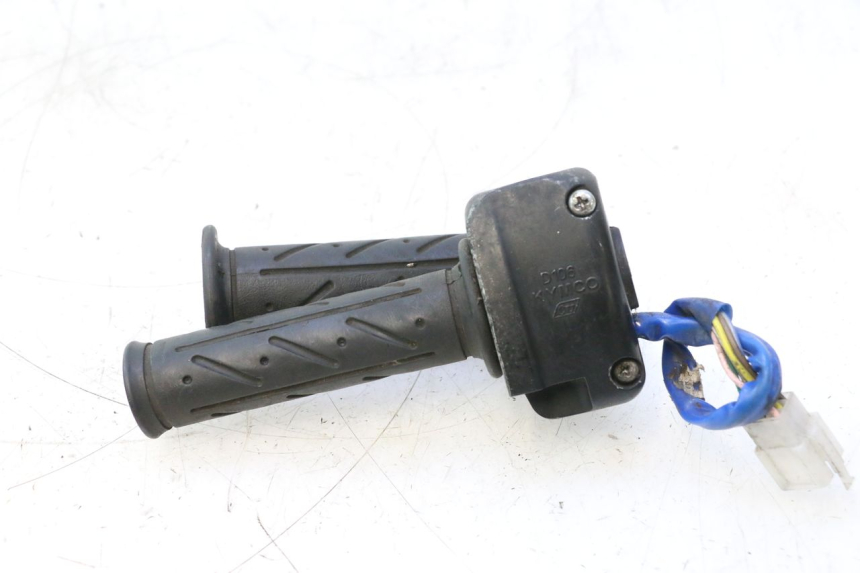 photo de COMMUTATORE DESTRO KYMCO SUPER 8 2T 50 (2007 - 2013) - Dettagli dei punti di fissaggio