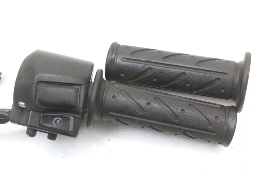 photo de COMMUTATORE DESTRO KYMCO SUPER 8 4T 50 (2021 - 2024) - Zoom sullo stato d'uso