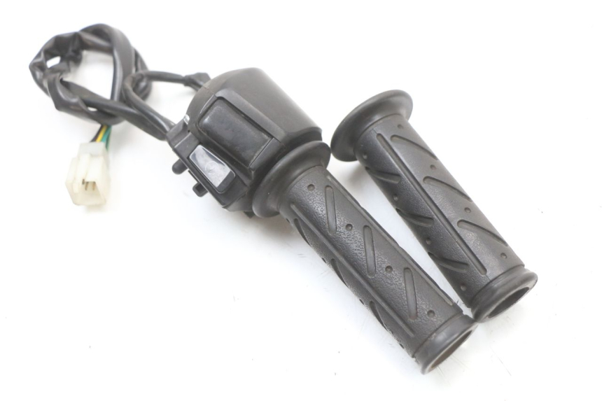 photo de COMMUTATORE DESTRO KYMCO SUPER 8 4T 50 (2021 - 2024) - Primo piano tecnico