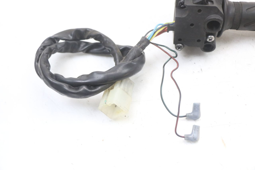 photo de COMMUTATORE DESTRO SUZUKI BURGMAN 125 (2018 - 2021) - Dettagli dei punti di fissaggio