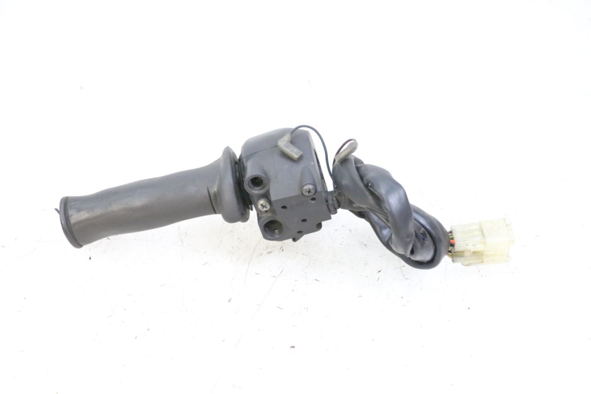 photo de COMMUTATORE DESTRO SUZUKI BURGMAN 125 (2015 - 2017) - Dettagli dei punti di fissaggio