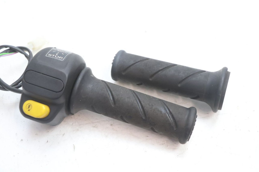 photo de MANUBRIO DESTRO PEUGEOT TKR TREKKER FURIOUS 50 (2005 - 2014) - Dettaglio del componente