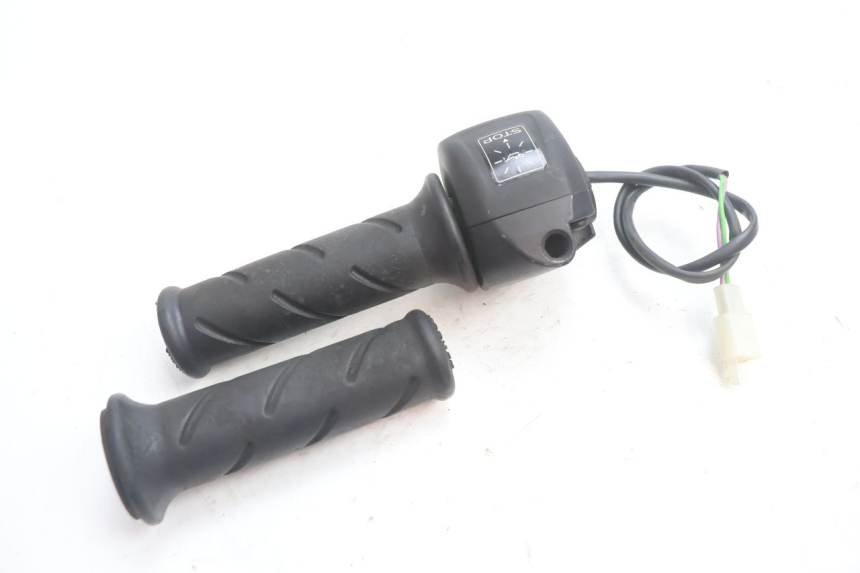 photo de MANUBRIO DESTRO PEUGEOT TKR TREKKER FURIOUS 50 (2005 - 2014) - Altra angolazione