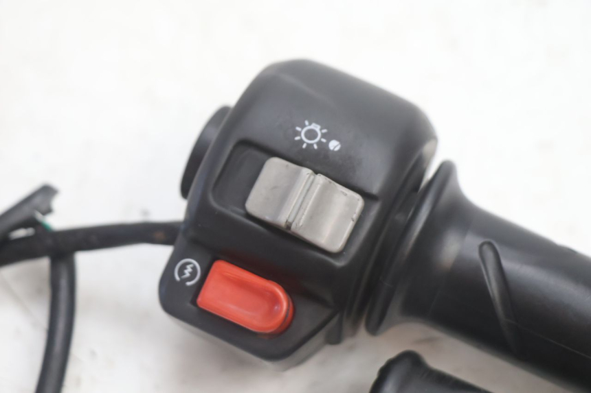 photo de MANUBRIO DESTRO PEUGEOT TREKKER 50 (1995 - 2004) - Dettaglio del componente