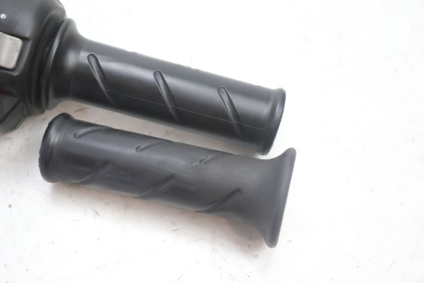 photo de MANUBRIO DESTRO PEUGEOT TREKKER 50 (1995 - 2004) - Zoom sullo stato d'uso