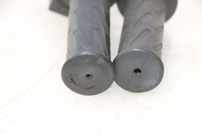 photo de MANUBRIO DESTRO PEUGEOT VIVACITY NEW 2T 50 (2008 - 2017) - Ricambio usato controllato