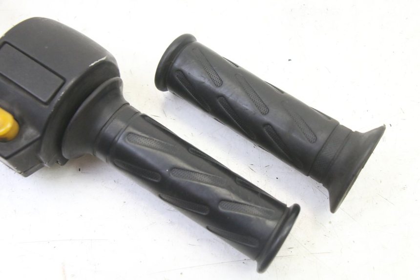 photo de COMMODO DESTRO PEUGEOT VIVACITY NEW 4T 50 (2008 - 2017) - Zoom sullo stato d'uso