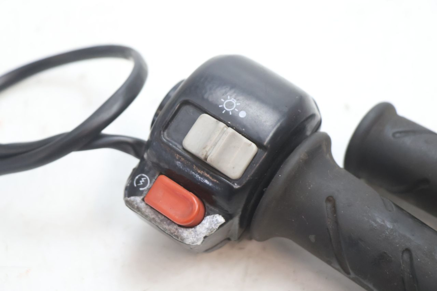 photo de COMMUTATORE DESTRO PEUGEOT VIVACITY 50 (1998 - 2003) - Dettaglio del componente