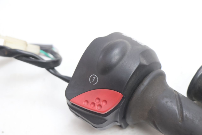 photo de MANUBRIO DESTRO PEUGEOT VIVACITY 50 (2004 - 2009) - Dettaglio del componente