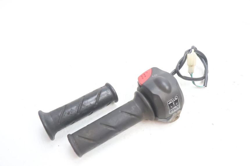 photo de MANUBRIO DESTRO PEUGEOT VIVACITY 50 (2004 - 2009) - Altra angolazione
