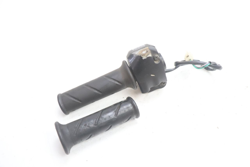 photo de MANUBRIO DESTRO PEUGEOT VIVACITY 50 (2004 - 2009) - Primo piano tecnico