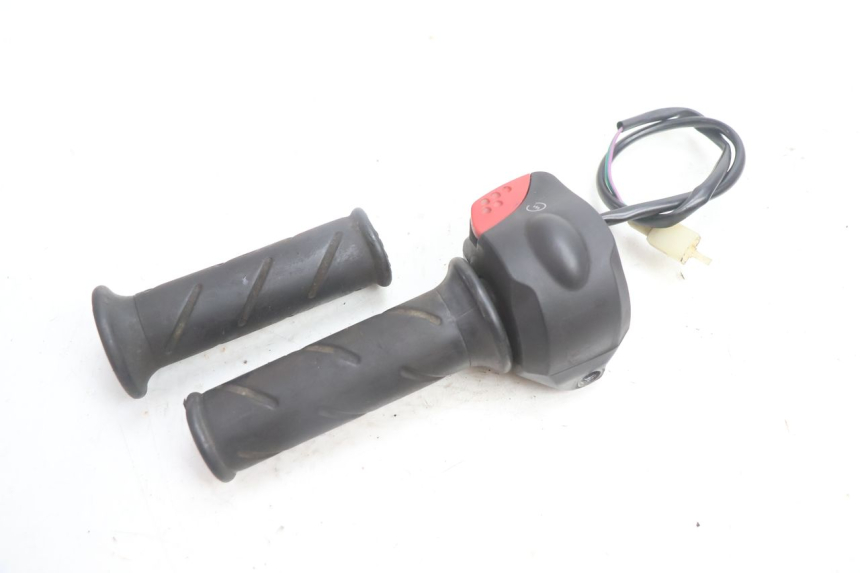photo de MANUBRIO DESTRO PEUGEOT VIVACITY 50 (2004 - 2009) - Zoom sullo stato d'uso