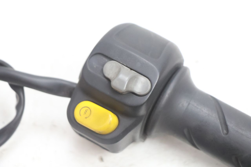 photo de COMMUTATORE DESTRO PEUGEOT VIVACITY 100 (1999 - 2008) - Dettaglio del componente