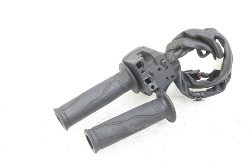 photo de MANUBRIO DESTRO YAMAHA XMAX X-MAX ABS 125 (2017 - 2020) - Altra angolazione