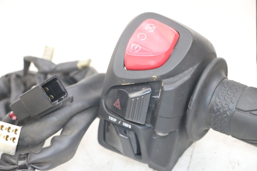 photo de MANUBRIO DESTRO YAMAHA XMAX X-MAX ABS 125 (2017 - 2020) - Dettagli dei punti di fissaggio