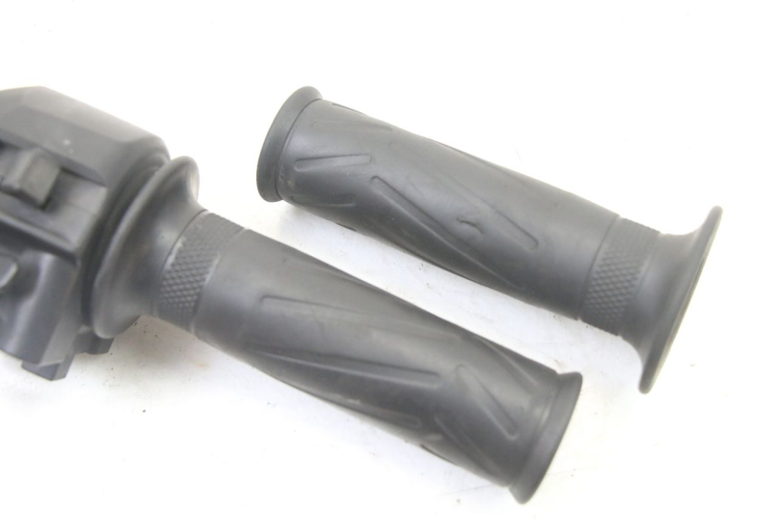 photo de MANUBRIO DESTRO YAMAHA X-MAX XMAX 125 (2010 - 2013) - Zoom sullo stato d'uso