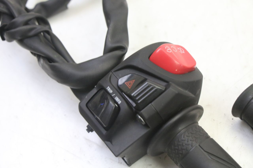 photo de COMMUTATORE DESTRO YAMAHA XMAX X-MAX 125 (2021 - 2025) - Dettaglio del componente