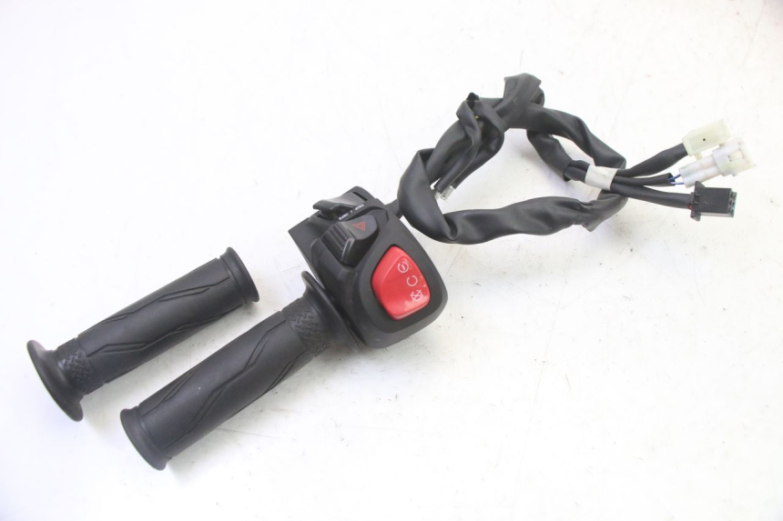 photo de COMMUTATORE DESTRO YAMAHA XMAX X-MAX 125 (2021 - 2025) - Altra angolazione