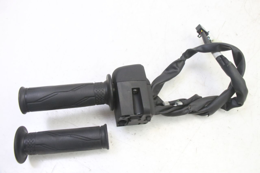 photo de COMMUTATORE DESTRO YAMAHA XMAX X-MAX 125 (2021 - 2025) - Vista d'insieme del prodotto