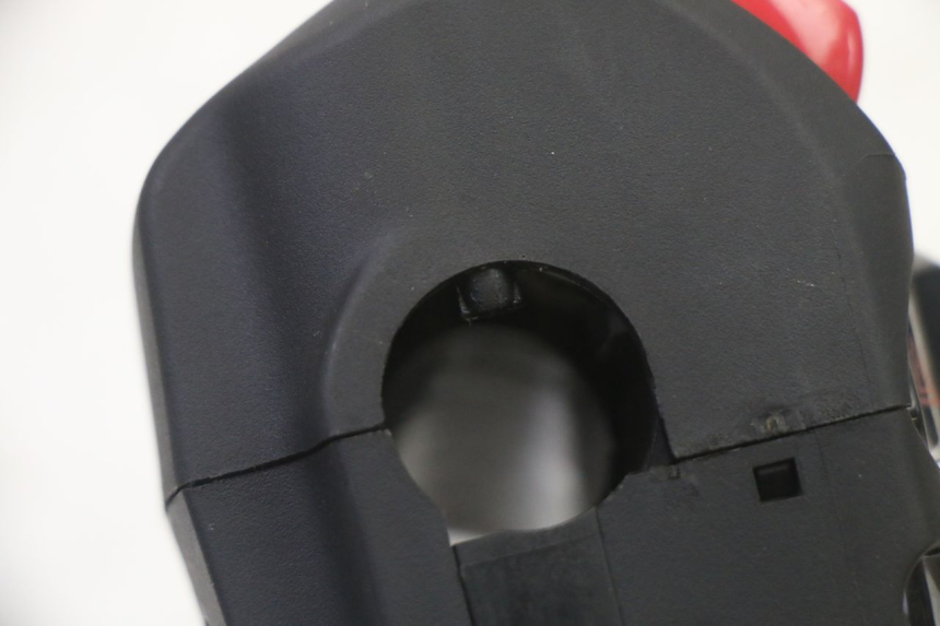 photo de COMMUTATORE DESTRO YAMAHA XMAX X-MAX 125 (2021 - 2025) - Dettagli dei punti di fissaggio