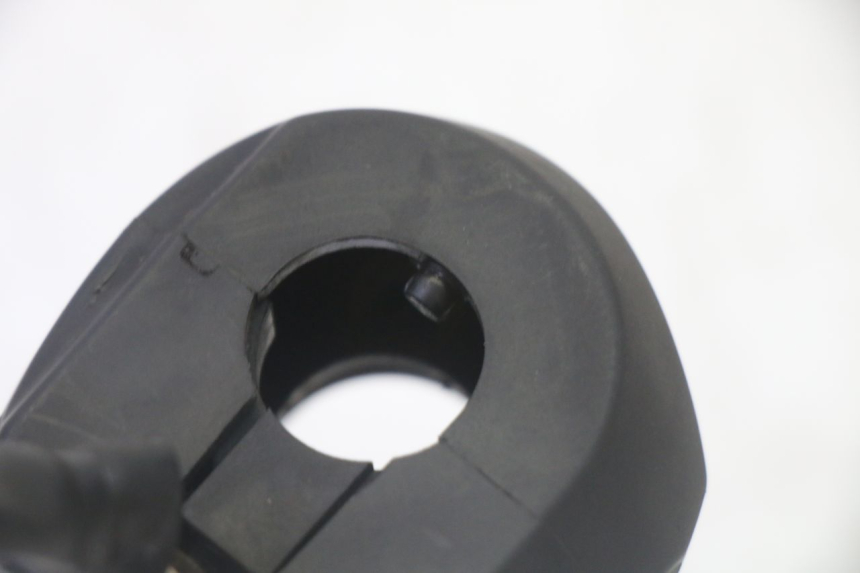 photo de MANUBRIO DESTRO YAMAHA X-MAX XMAX 125 (2010 - 2013) - Primo piano tecnico