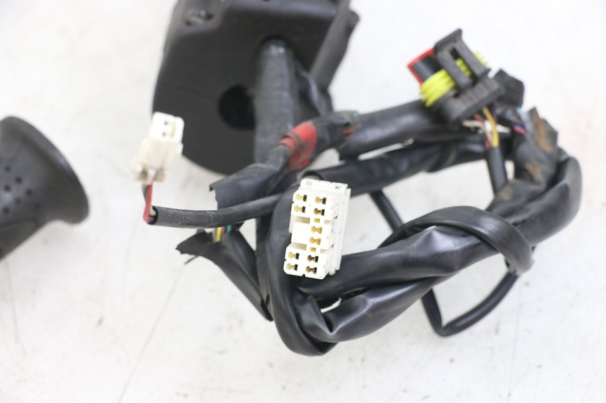 photo de MANUBRIO DESTRO PIAGGIO X10 125 (2012 - 2017) - Zoom sullo stato d'uso